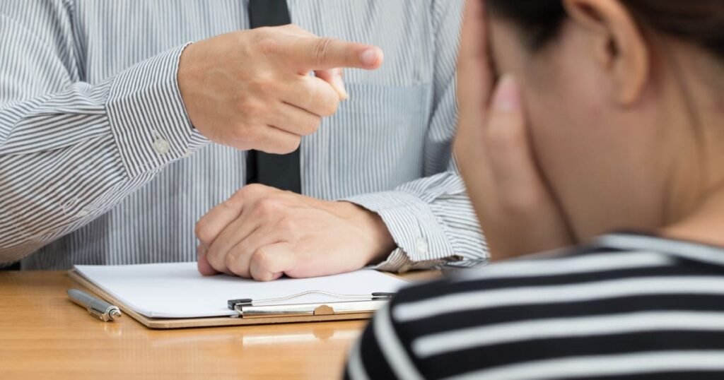 A coação após acidente de trabalho é uma situação enfrentada por muitos trabalhadores que, além de lidarem com as consequências físicas, emocionais e financeiras do acidente, ainda sofrem pressões por parte da empresa. Essas atitudes têm como objetivo desmotivar o trabalhador a buscar seus direitos ou levá-lo a desistir de um processo judicial. Entender como essa coação se manifesta e quais são as formas de enfrentá-la é essencial para garantir a proteção legal e emocional do trabalhador.